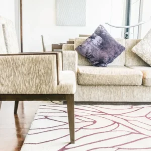 Un salon avec un canapé et une chaise, décoré de manière accueillante et confortable.