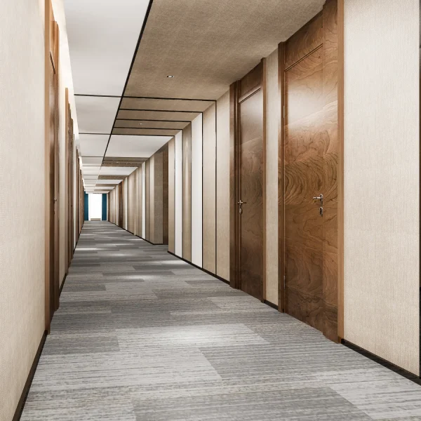 Un long couloir avec des portes en bois et un tapis, créant une ambiance chaleureuse et accueillante.