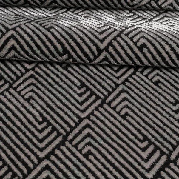 Tapis de sol en tissu noir et blanc à rayures, présentant un motif distinctif et élégant.